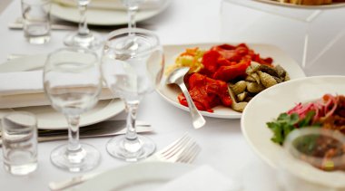 Yemek servisi. Salatalık ve biber turşusuyla servis edilen masa. 