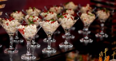 Garson, martini için cam raf salatası ve mayonez hazırlıyor. 