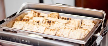 Pide ekmeğine sarılı peynir yemek ısıtıcılarını sıcak tutar.