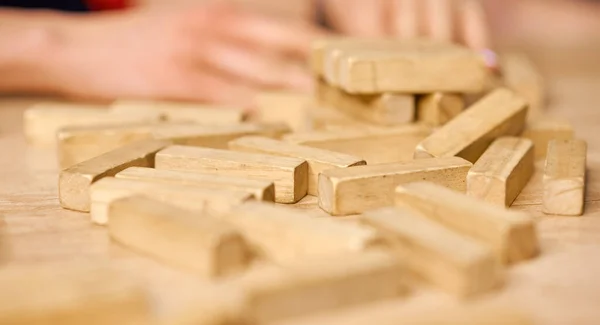 Jenga se desmoronó en una mesa de madera por toda la superficie — Foto de Stock