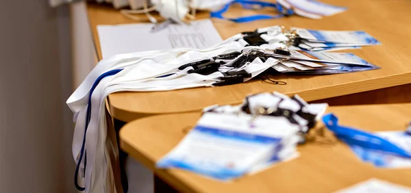 Conferencia de negocios. Una pila de insignias se encuentra en el borde de la mesa para el personal de los participantes —  Fotos de Stock