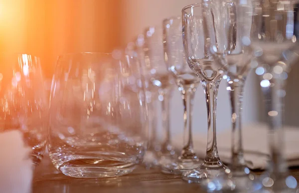 Красивая с перспективой ряда бокалов вина на деревянном столе — стоковое фото