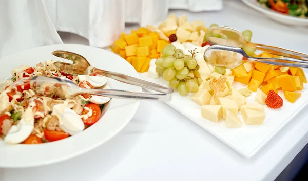 No prato de queijo de mesa com uvas e salada com carne de ovo e tomate — Fotografia de Stock