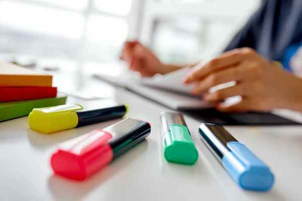 Centrarse en el fabricante de texto de color y las manos borrosas con cuaderno abierto — Foto de Stock