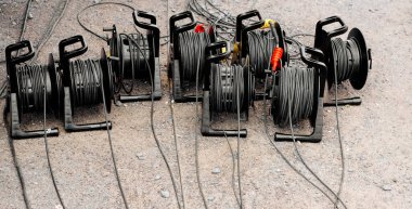 Kabloları yerde olan rahat bobinler. 