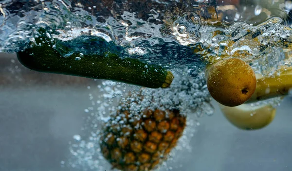 野菜や果物を泡で水の中に投げ入れ — ストック写真