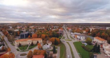 Gün batımında küçük Estonya kasabasında yeşillik havadan görüntüleri.