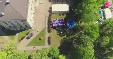 Insanlar Yeşil Park 'taki bir müzik festivalinde parti yapıp dans ediyorlar..