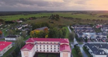 Gün batımında küçük Estonya kasabasında yeşillik havadan görüntüleri.