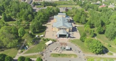 Insanlar Yeşil Park 'taki bir müzik festivalinde parti yapıp dans ediyorlar..