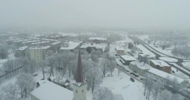 Soğuk kış günü, donmuş şehrin havadan görünümü. Sisli gün gündoğumu.