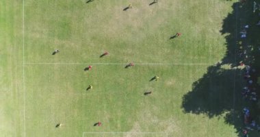 Açık havada futbol oynayan iki takım, üst manzara.. 