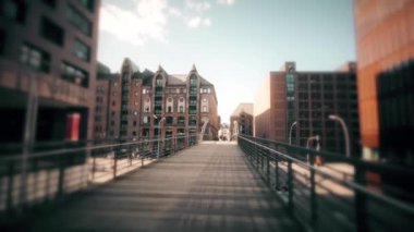 Hamburg, Almanya - 30 Haziran 2018: Hamburg Merkez alan bir cadde boyunca bir yürüyüş. Steadicam görüntüleri.