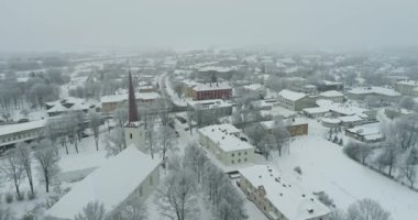 Soğuk kış günü, donmuş şehrin havadan görünümü. Sisli gün gündoğumu.