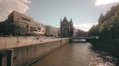 Hamburg, Almanya - 30 Haziran 2018: Hamburg Merkez alan bir cadde boyunca bir yürüyüş. Steadicam görüntüleri.