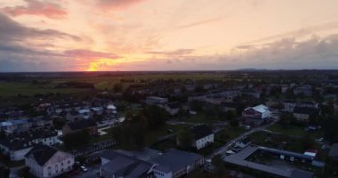 Gün batımında küçük Estonya kasabasında yeşillik havadan görüntüleri.
