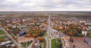 Gün batımında küçük Estonya kasabasında yeşillik havadan görüntüleri.