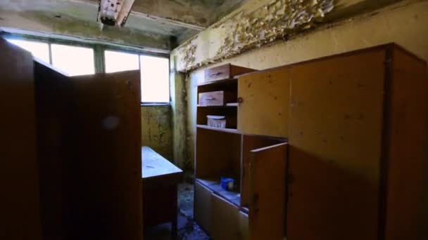 Immeuble de ferme abandonné effrayant, images d'intérieur. Images Steadicam. Endroit effrayant .