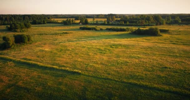 Raserad Lada Byggnad Brutet Tak Aerial Film Solnedgång Landsbygden — Stockvideo