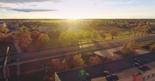 Gün Batımında Küçük Estonya Kasabasında Yeşillik Havadan Görüntüleri — Stok video