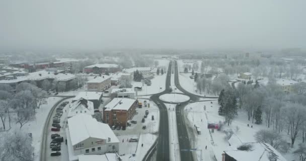 Flygfoto Över Den Frysta Staden Vid Kall Vinterdag Soluppgång Dimmig — Stockvideo