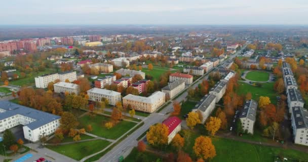 Imágenes Aéreas Follaje Una Pequeña Ciudad Estonia Atardecer — Vídeos de Stock