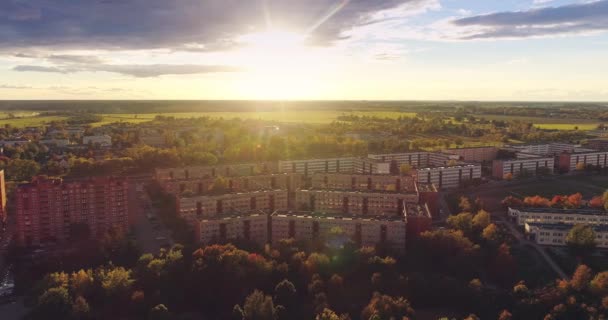 Filmati Aerei Fogliame Nella Piccola Città Estone Tramonto — Video Stock