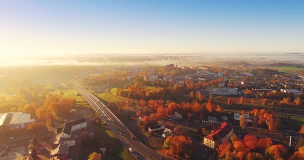 夕暮れ時エストニアの小さな町で紅葉の空中映像 — ストック動画
