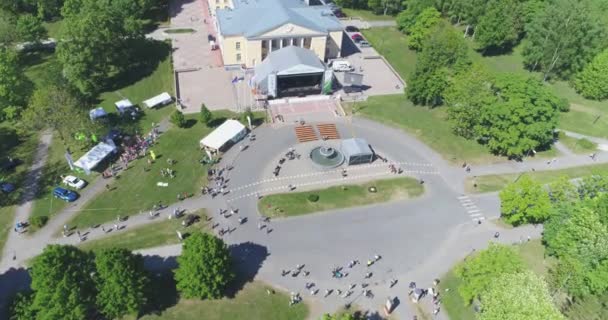 Insanlar Yeşil Park Taki Bir Müzik Festivalinde Parti Yapıp Dans — Stok video