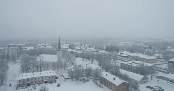 Flygfoto Över Den Frysta Staden Vid Kall Vinterdag Soluppgång Dimmig — Stockvideo