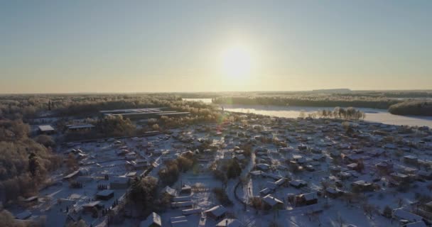 Flygfoto Över Den Frysta Staden Vid Kall Vinterdag Soluppgång Dimmig — Stockvideo