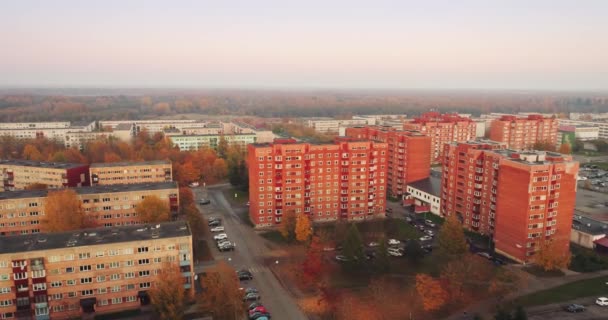 Filmati Aerei Fogliame Nella Piccola Città Estone Tramonto — Video Stock