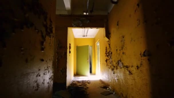 令人毛骨悚然的废弃农舍建筑 室内镜头 斯泰迪卡姆的镜头 可怕的地方 — 图库视频影像