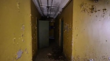 Bina, ürpertici terk edilmiş çiftlik kapalı görüntüleri. Steadicam görüntüleri. Korkunç yer.