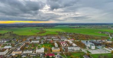 Gün batımında küçük Estonya kasabasında yeşillik havadan görüntüleri.