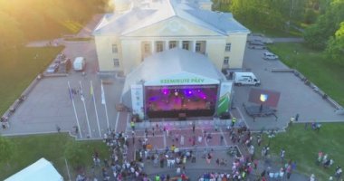 Insanlar Yeşil Park 'taki bir müzik festivalinde parti yapıp dans ediyorlar..