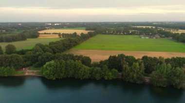 Almanya'da Park üzerinde şaşırtıcı günbatımı havadan görünümü.