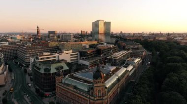 Hamburg, Almanya günbatımında. Güzel mimari. Göller, ırmaklar ve yollar.