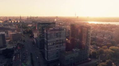 Bir gün batımı Hamburg (Almanya) gökdelenlerin hava atış. İş merkezinin havadan görünümü.