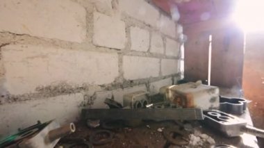 Bina, ürpertici terk edilmiş çiftlik kapalı görüntüleri. Steadicam görüntüleri. Korkunç yer.