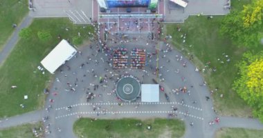 Insanlar Yeşil Park 'taki bir müzik festivalinde parti yapıp dans ediyorlar..
