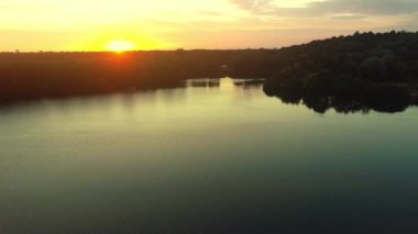 Almanya'da Park üzerinde şaşırtıcı günbatımı havadan görünümü.
