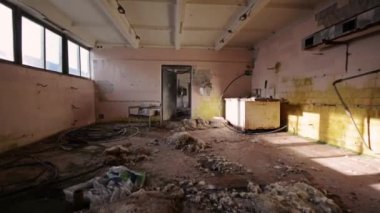 Bina, ürpertici terk edilmiş çiftlik kapalı görüntüleri. Steadicam görüntüleri. Korkunç yer.