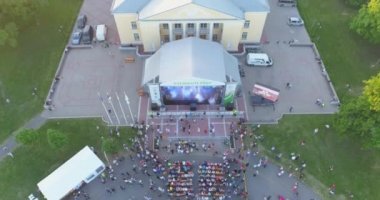 Insanlar Yeşil Park 'taki bir müzik festivalinde parti yapıp dans ediyorlar..