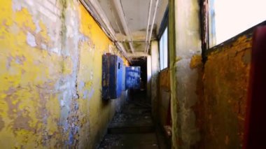 Bina, ürpertici terk edilmiş çiftlik kapalı görüntüleri. Steadicam görüntüleri. Korkunç yer.