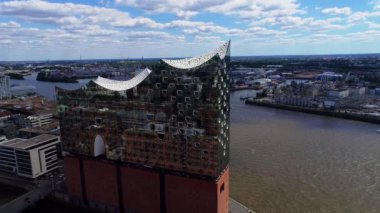 Hamburg şehir merkezindeki finans bölgesine şehir yollar binalar office gökdelenler terminal feribot. Elbe Nehri, Hamburg (Almanya, Mavi ışıklar ile Iluminated gemi).  