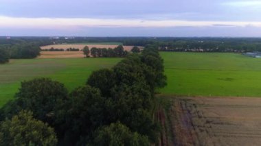Almanya'da Park üzerinde şaşırtıcı günbatımı havadan görünümü.