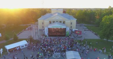 Insanlar Yeşil Park 'taki bir müzik festivalinde parti yapıp dans ediyorlar..