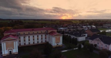 Gün batımında küçük Estonya kasabasında yeşillik havadan görüntüleri.
