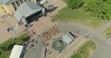 Insanlar Yeşil Park 'taki bir müzik festivalinde parti yapıp dans ediyorlar..